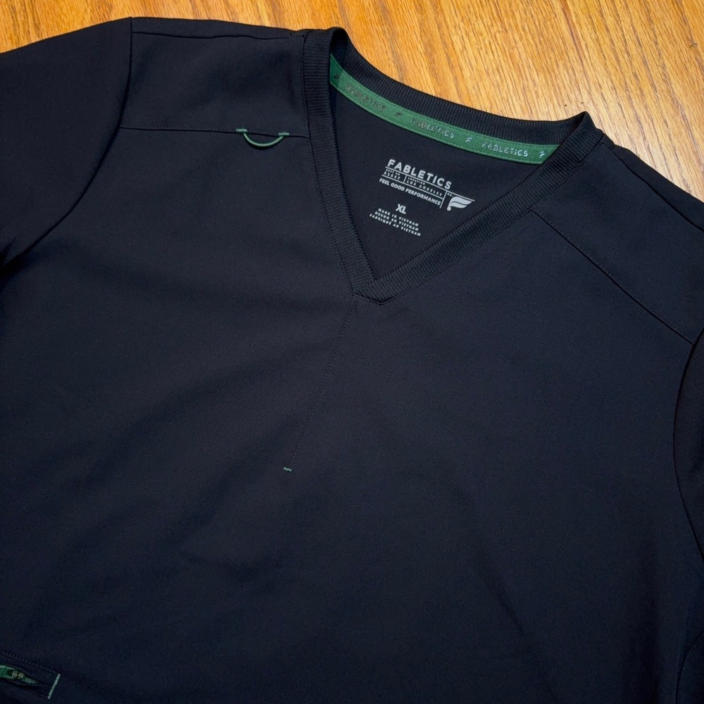 Fabletics Scrub Top Mens XL Black V-Neck Performance Zipper Pocket TS2457722